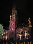 紫のブリュッセル市庁舎