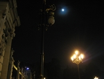 闇夜の月とランプ