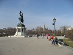 英雄広場とカール大公像