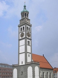 市庁舎広場に聳えるペルラッハの塔