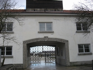 収容所の門