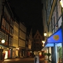 カフェやレストランの並ぶ夜の旧市街小路