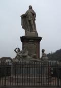 カール・テオドールとドナウ・ネッカー・ライン・モーゼルの４人の像