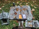 本の墓碑とキャラクター