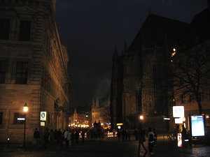カイザーブルクから夜の旧市街中央広場へ