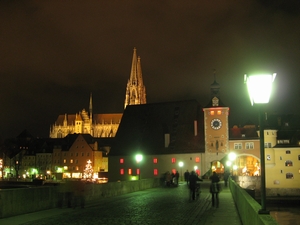 夜景の美しい石橋からの大聖堂と時計塔