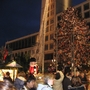 市庁舎と巨大クリスマスツリー